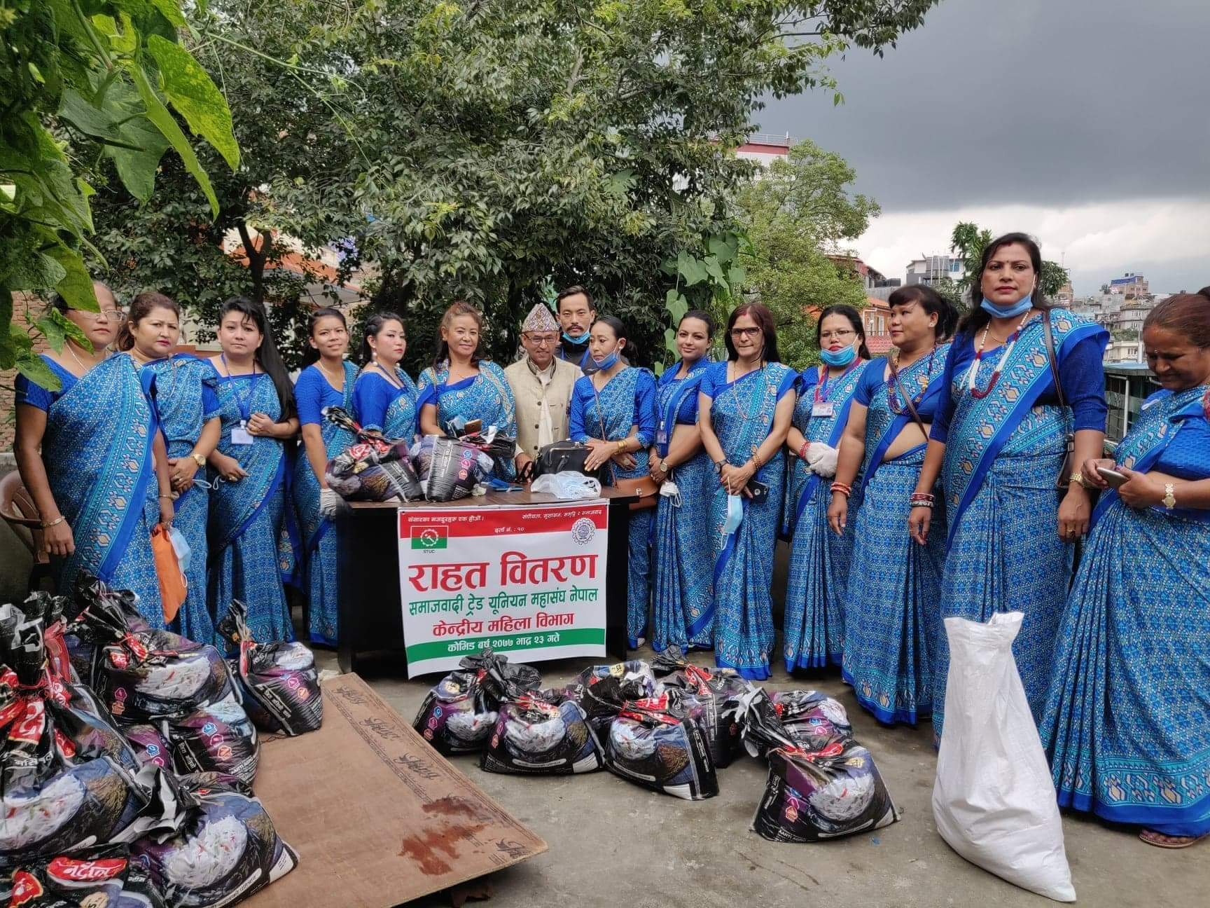 महिला विभागले गर्‍यो मजदुरहरुलाई राहत वितरण