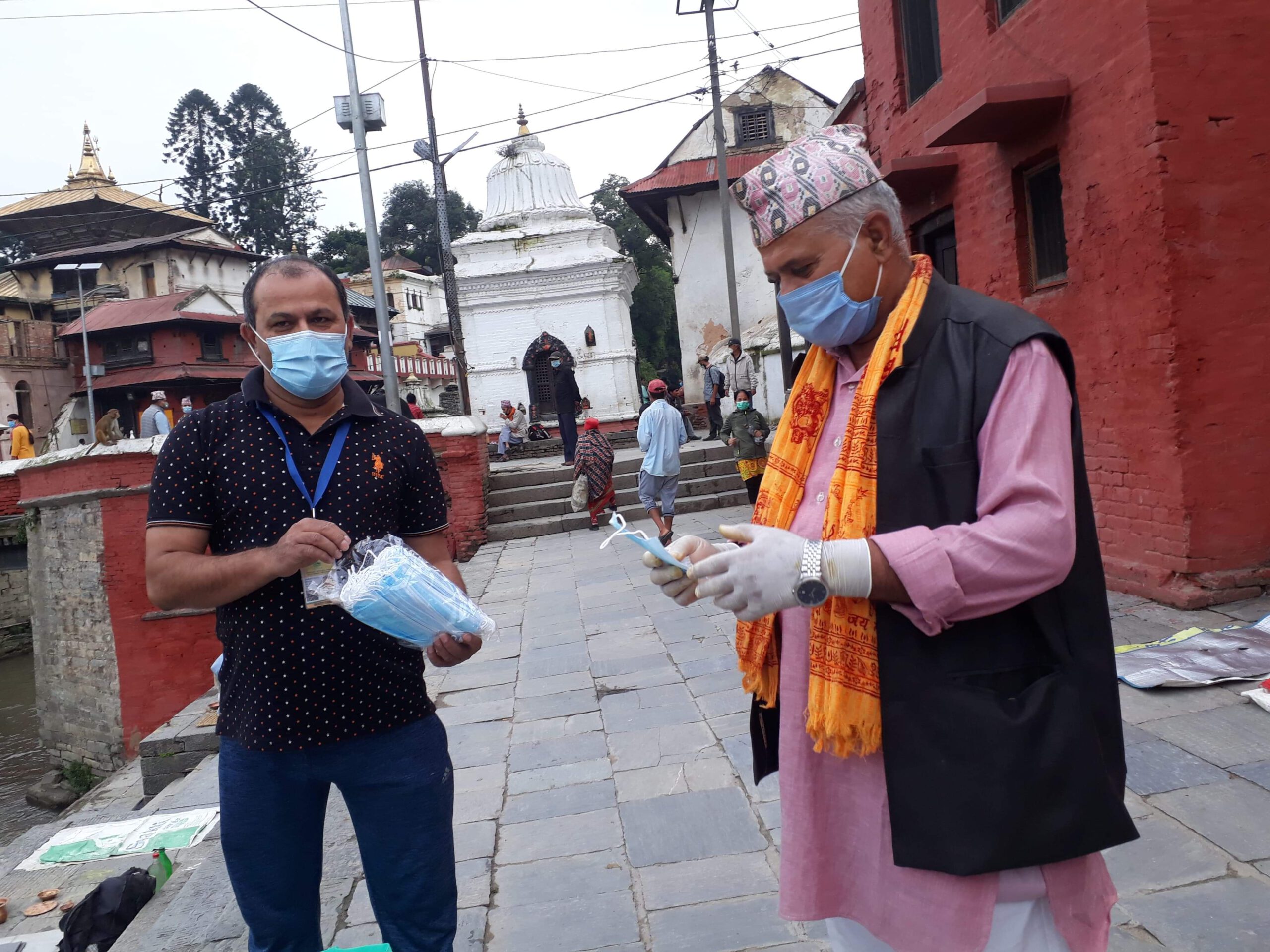 समाजसेवी पौडेल द्वारा पुरोहितलाई मास्क वितरण