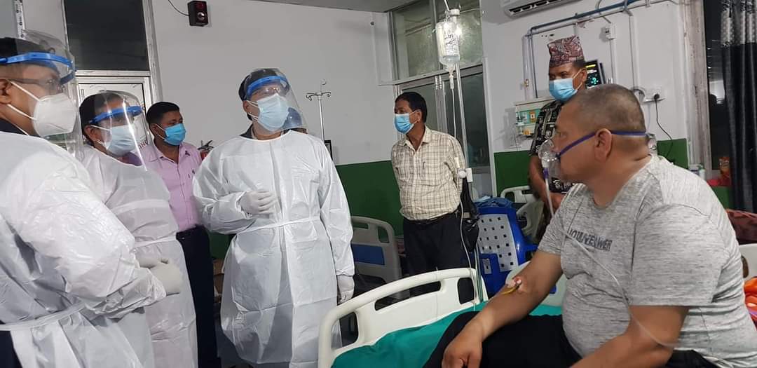 उपचाररत कार्यकर्ता भेट्न पुर्व गृहमन्त्री शर्मा भेरी अस्पतालमा