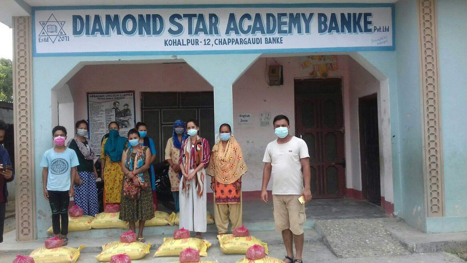 कोहलपुर डायमण्ड स्टार द्वारा १३ परिवारलाई राहत वितरण