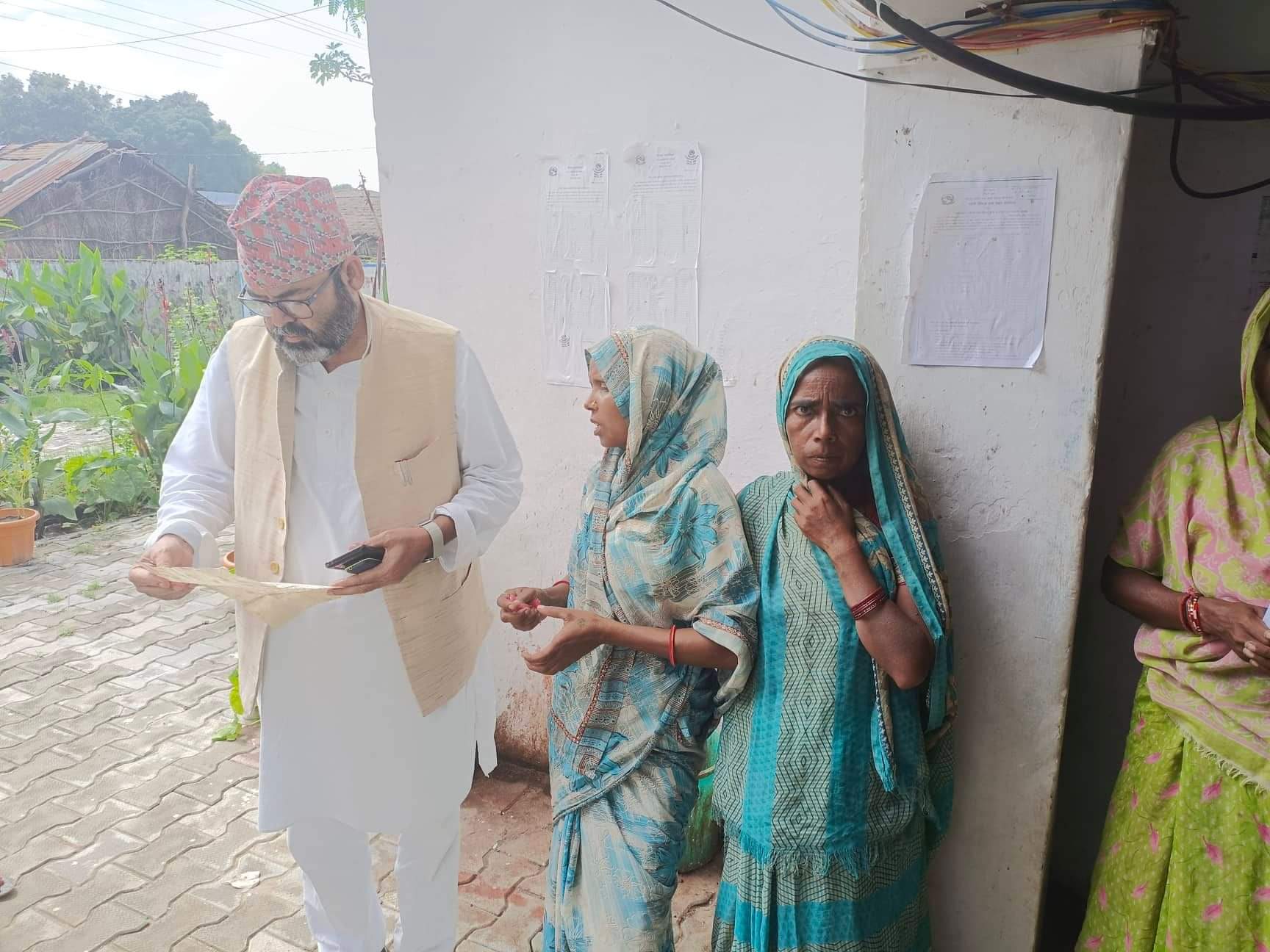 भोकमरी सुरु भएसँगै  राहतका माग्न किसानहरु नरैनापुर पालिकामा