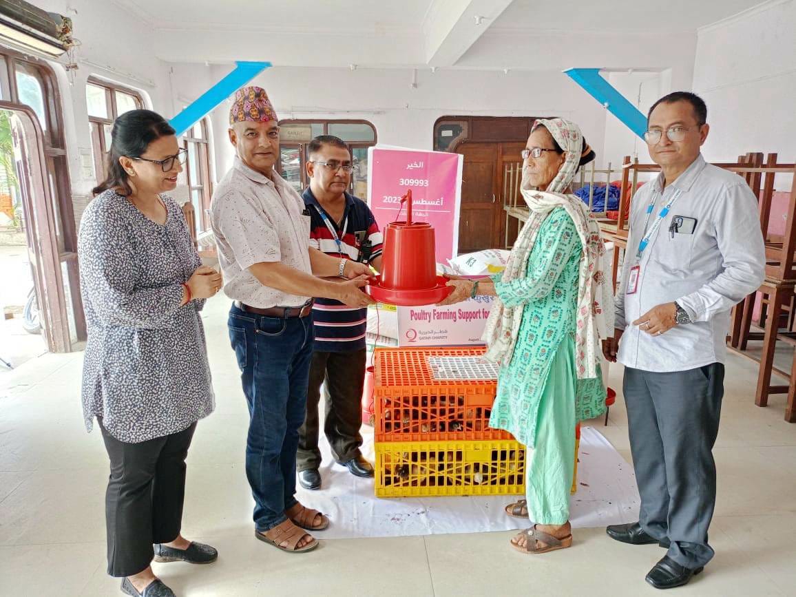 दुई पालिकाका विपन्न परिवारलाई आयआर्जनका लागि चल्लासहित विभिन्न सामाग्री वितरण 