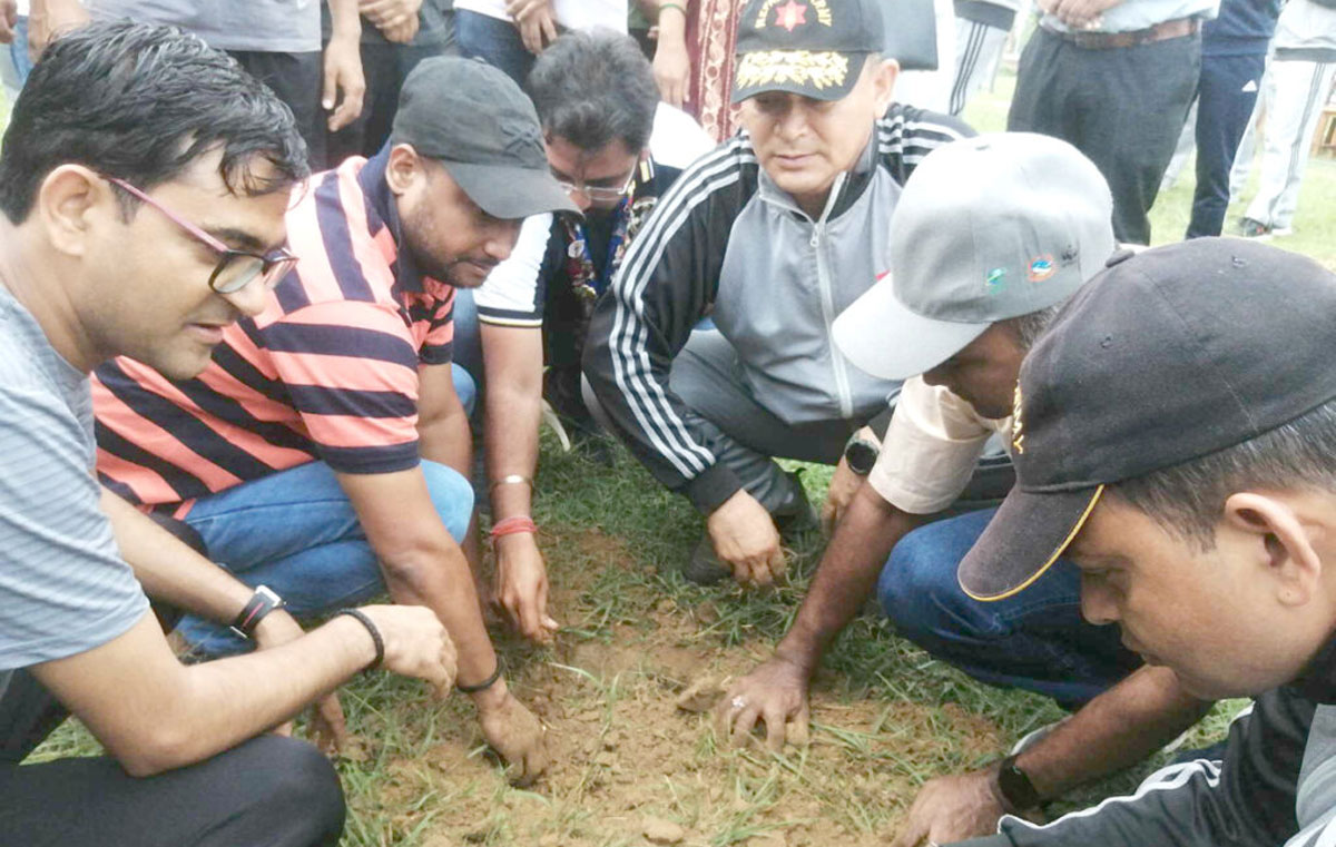 नेपाली सेनाले ५ हजार बिरुवा रोप्दै