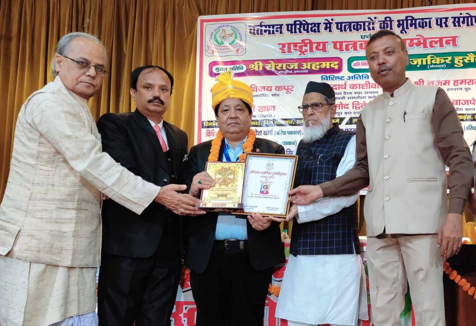 गाेरखापत्रकर्मी खान भारतको कानपुरमा सम्मानित