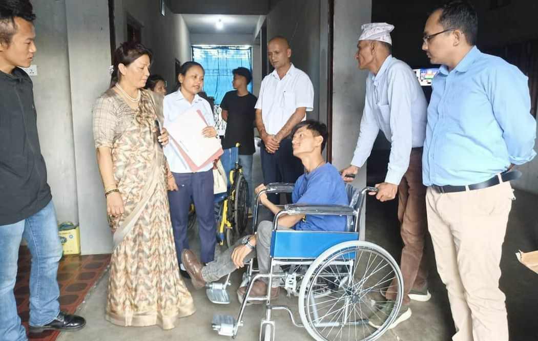 झापाको दमक नगरपालिकाद्वारा ह्विलचियर वितरण