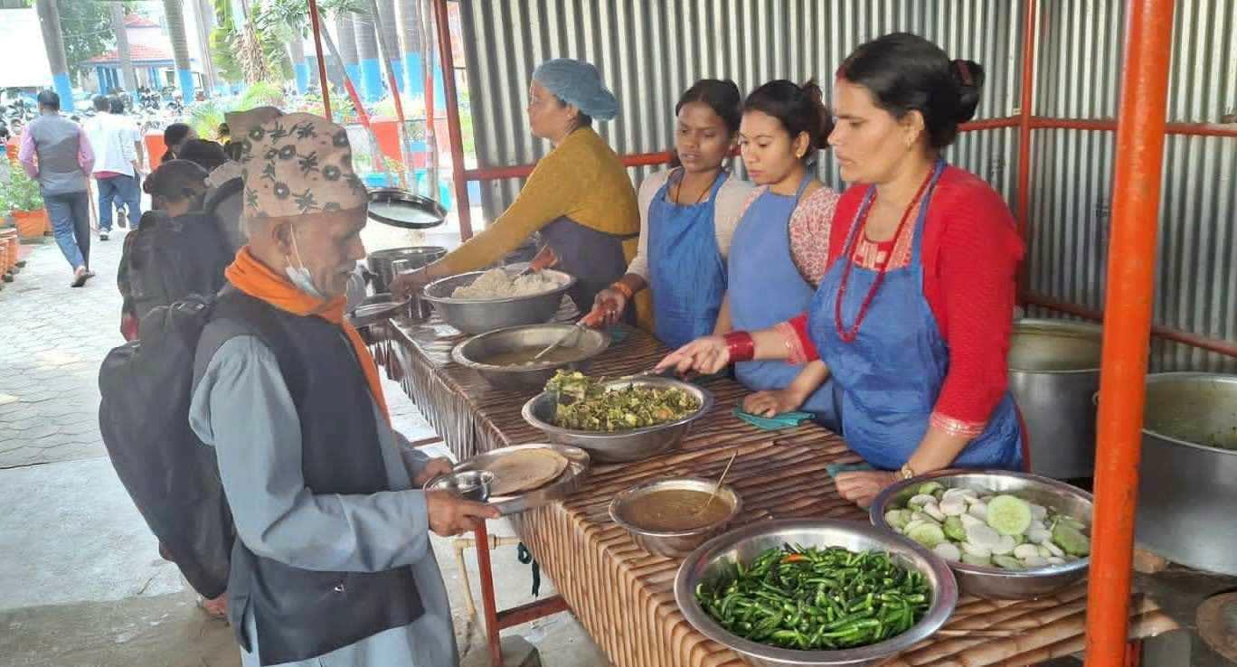 भुकम्प प्रभावित जिल्लामा निशुल्क भोजन