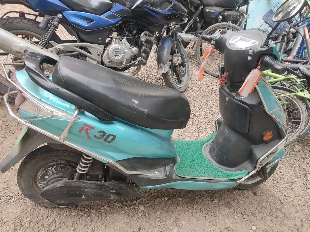 अवैध ईलेक्ट्रिक स्कुटर र मोबाईल चार्जर बरामद