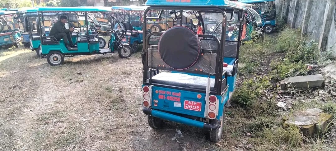 रोतो नम्बर प्लेटका इ-रिक्सा विरुद्ध कडाई