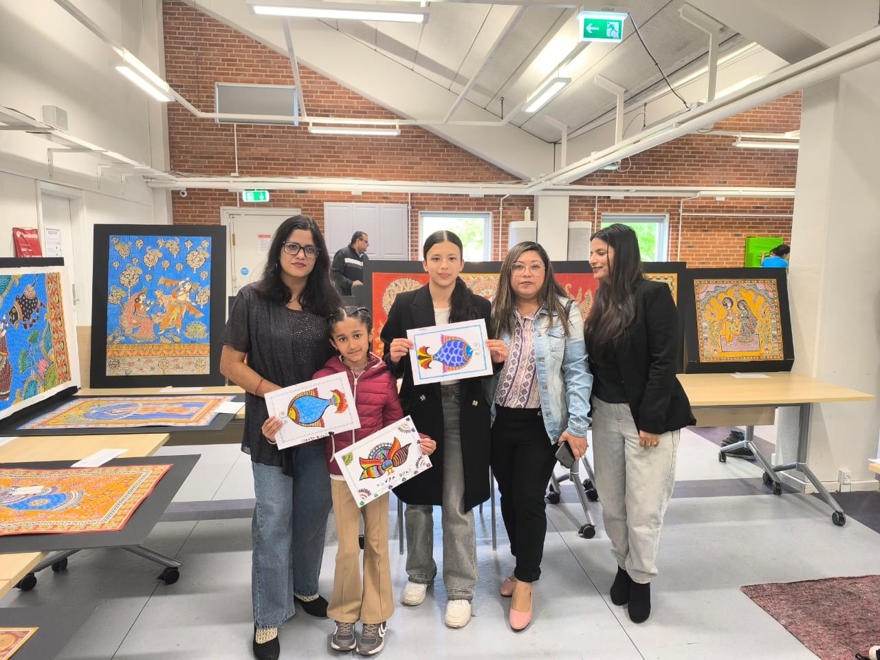 चित्रकार रन्जु यादवले डेनमार्कको राजधानीमा बालबालिकालाई सिकाइन् मिथिला चित्र