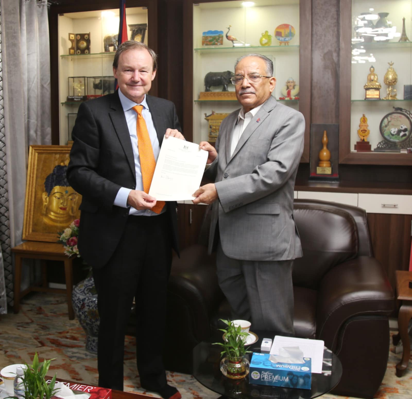 अध्यक्ष प्रचण्ड र बेलायती राजदूतबीच भेट