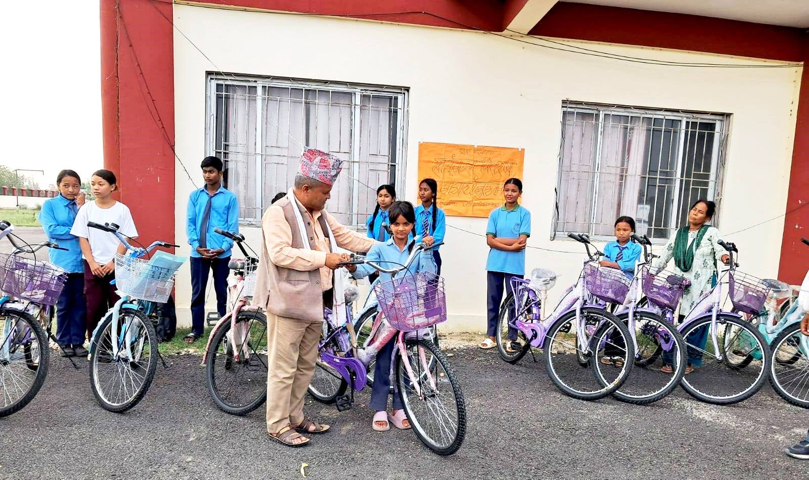 जोखिममा रहेका समुदायका बालिकाहरुलाई साइकल बितरण