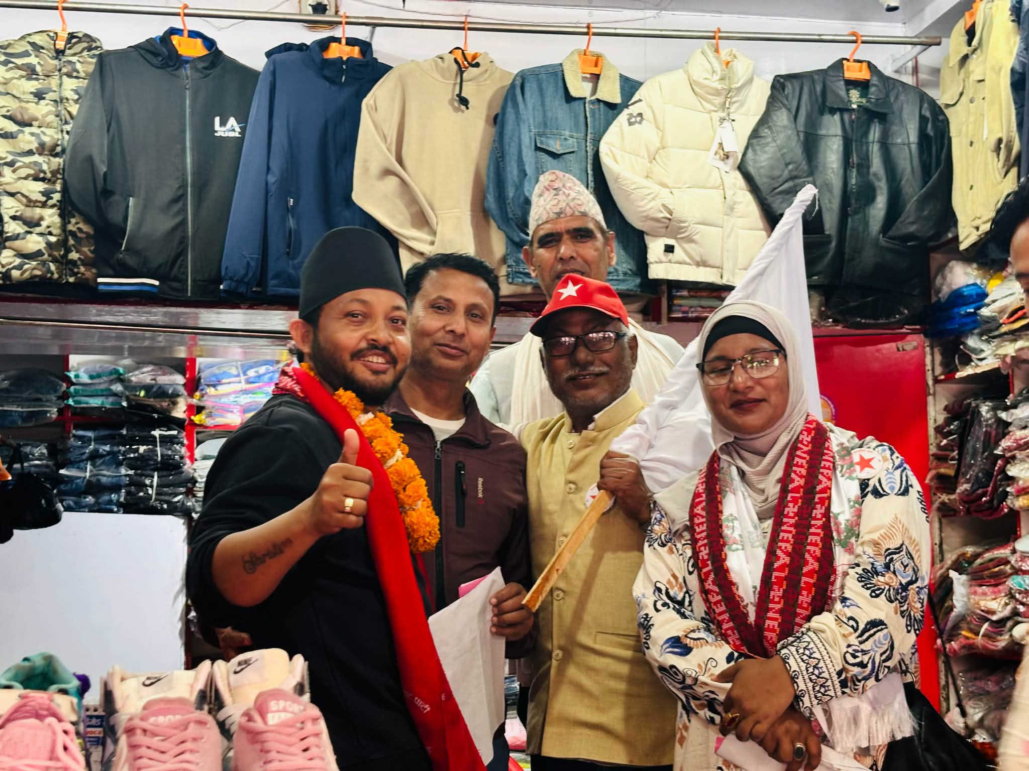 घरबारी टोलमा आत्मीय स्वागत : खादा ओढाएर उम्मेदवारलाई भरोसाको सन्देश